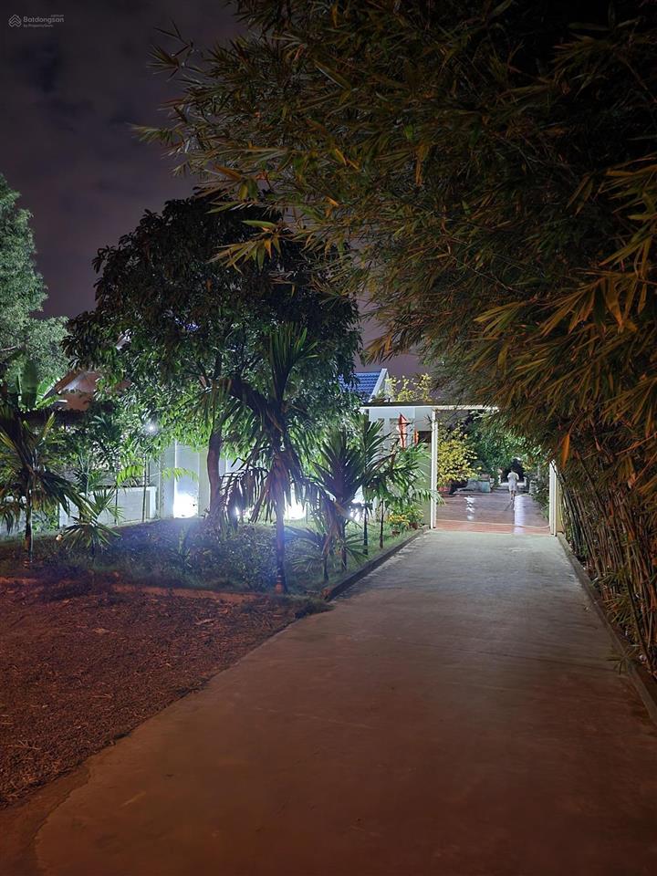 Cần bán nhà biệt thự 2300m2, có 200 m2 đất ở, nhà thủy tạ, ao cá, vườn cây ăn trái đang thu hoạch