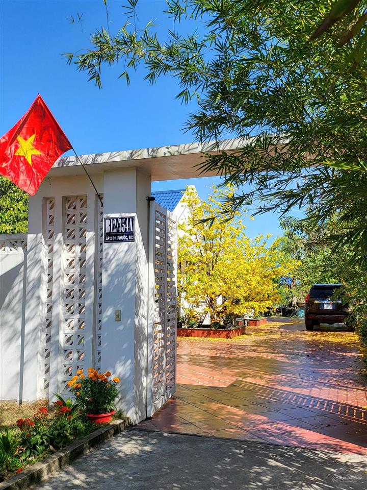 Cần bán nhà biệt thự 2300m2, có 200 m2 đất ở, nhà thủy tạ, ao cá, vườn cây ăn trái đang thu hoạch
