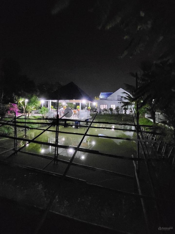 Cần bán nhà biệt thự 2300m2, có 200 m2 đất ở, nhà thủy tạ, ao cá, vườn cây ăn trái đang thu hoạch