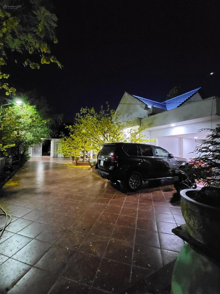 Cần bán nhà biệt thự 2300m2, có 200 m2 đất ở, nhà thủy tạ, ao cá, vườn cây ăn trái đang thu hoạch