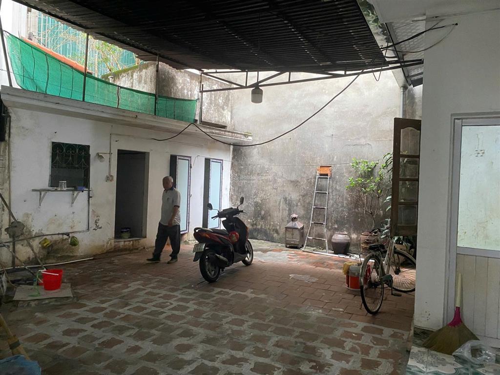 Cho thuê nhà đất 135m2 trên phố trần bình