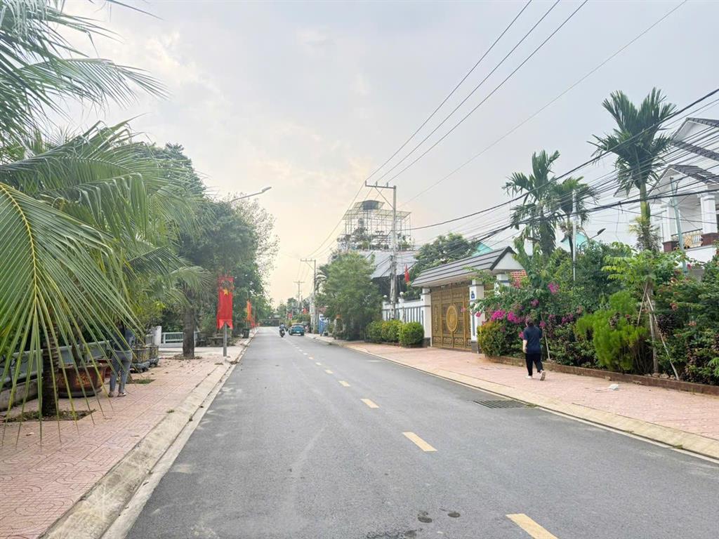 Kho mặt tiền đường lớn quốc lộ 13 bv hạnh phúc  dt ( 13 x21) 269m  điện 3 pha sẵn  sổ hồng