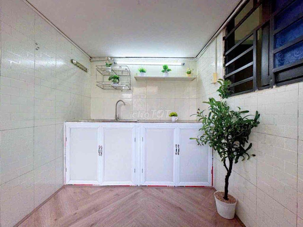 Ngay đường Trường Chính - view ban công cực thoáng - vị trí đẹp