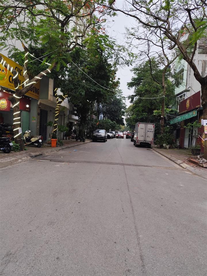 Bán nhà mặt phố việt hưng 75m² , mt 5,5m , nhà 5 tầng giá chào 28, tỷ vỉa hè ôtô tránh kinh doanh .