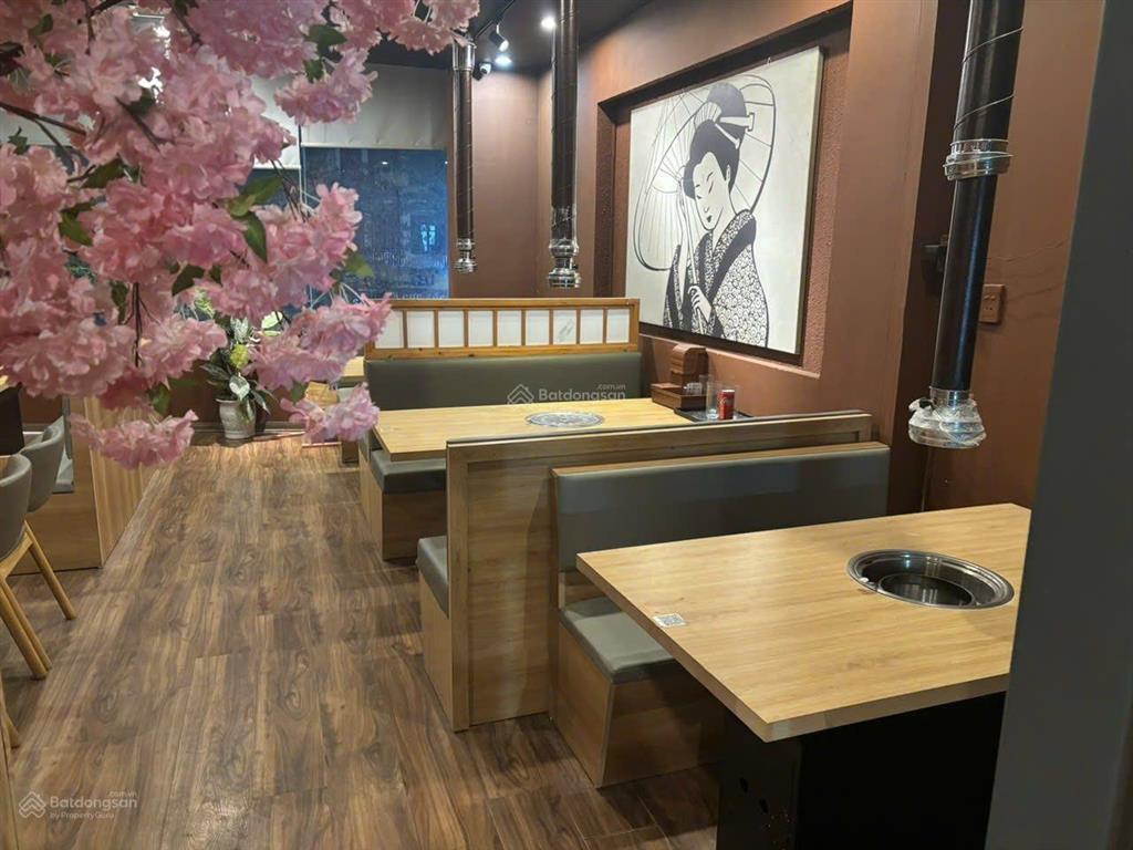 Cho thuê nhà mặt phố triệu việt vương dt 80 m2 x 3,5 tầng, mt 5,5 m, vỉa hè rộng.