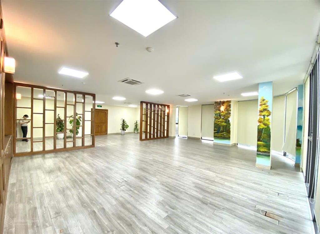 Cho thuê nhà mặt phố lâm hạ, dt 250m2 , mt 9 m, nhà mới, thông sàn.