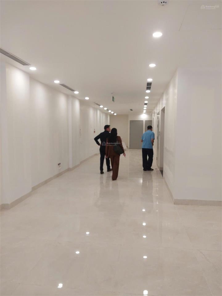 Cho thuê nhà mặt phố tô hiến thành 160m2 x 4 tầng, mt 6,5m, có thang máy, pccc, nhà mới