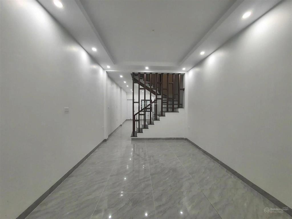 Cho thuê nhà ngõ 82 chùa láng dt  60m² x 5 tầng, mt 4,5m , giá 26 tr/th, ô tô đỗ cửa.