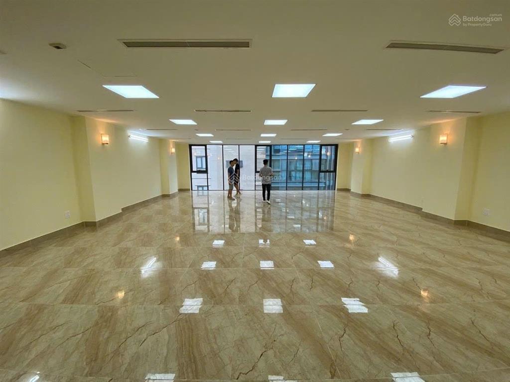 Chính chủ cho thuê văn phòng tại dịch vọng hậu, duy tân. dt 120m2 giá 31tr/tháng. có thang máy, hầm