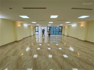 Chính chủ cho thuê văn phòng tại dịch vọng hậu, duy tân. dt 120m2 giá 31tr/tháng. có thang máy, hầm