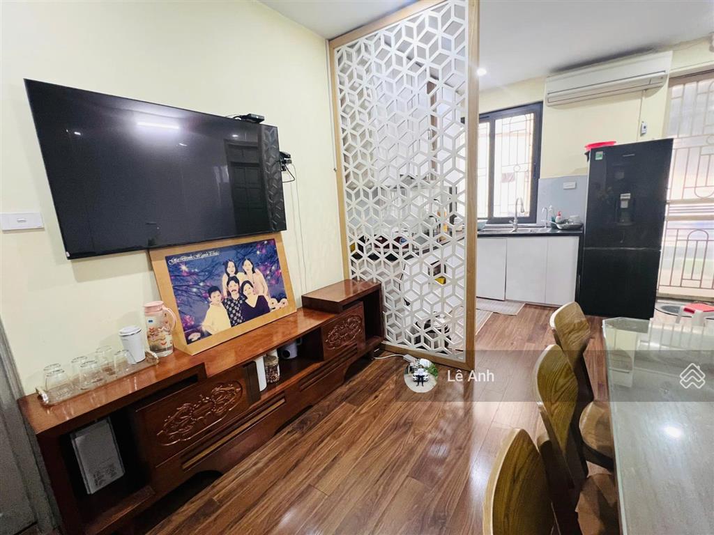 Bán căn hộ chung cư mặt phố vũ phạm hàm. 75m2. 2 ngủ 1 vệ sinh đông nam giá 6,x tỷ