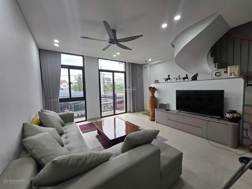 Nhà mtkd ngay chung cư 4s, 110m2 ,ngang 5,5m ,4tầng ,5pn ,sân đậu xe hơi ,có thang máy ,nhỉnh 10 tỷ