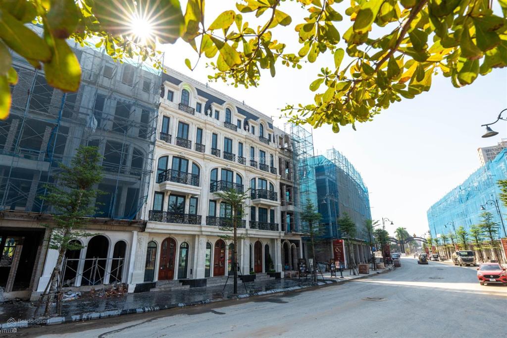 Shophouse 5tầng 75m2 vừa ở vừa kinh doanh, ngay khu cổng chào, nằm trên trục đường chính của dự án
