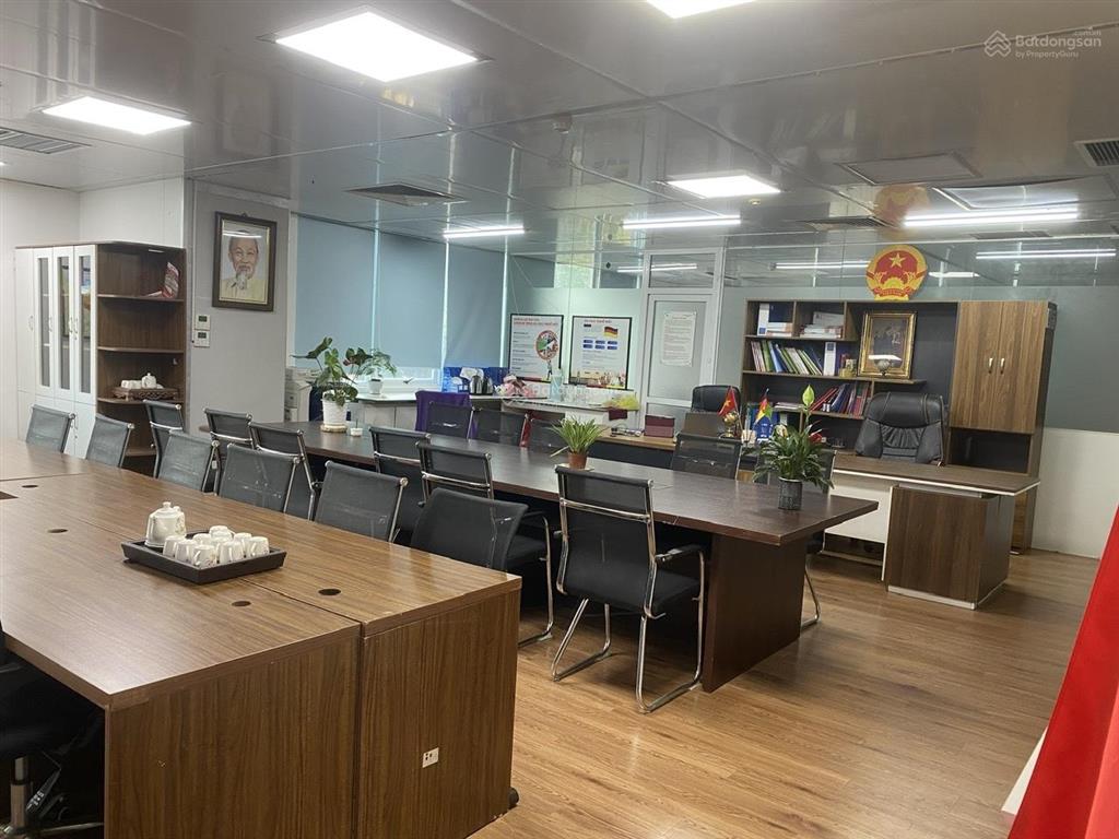 Văn phòng đẹp 150m2 tại phố 249 thụy khuê  khu vực trung tâm, thuận tiện di chuyển