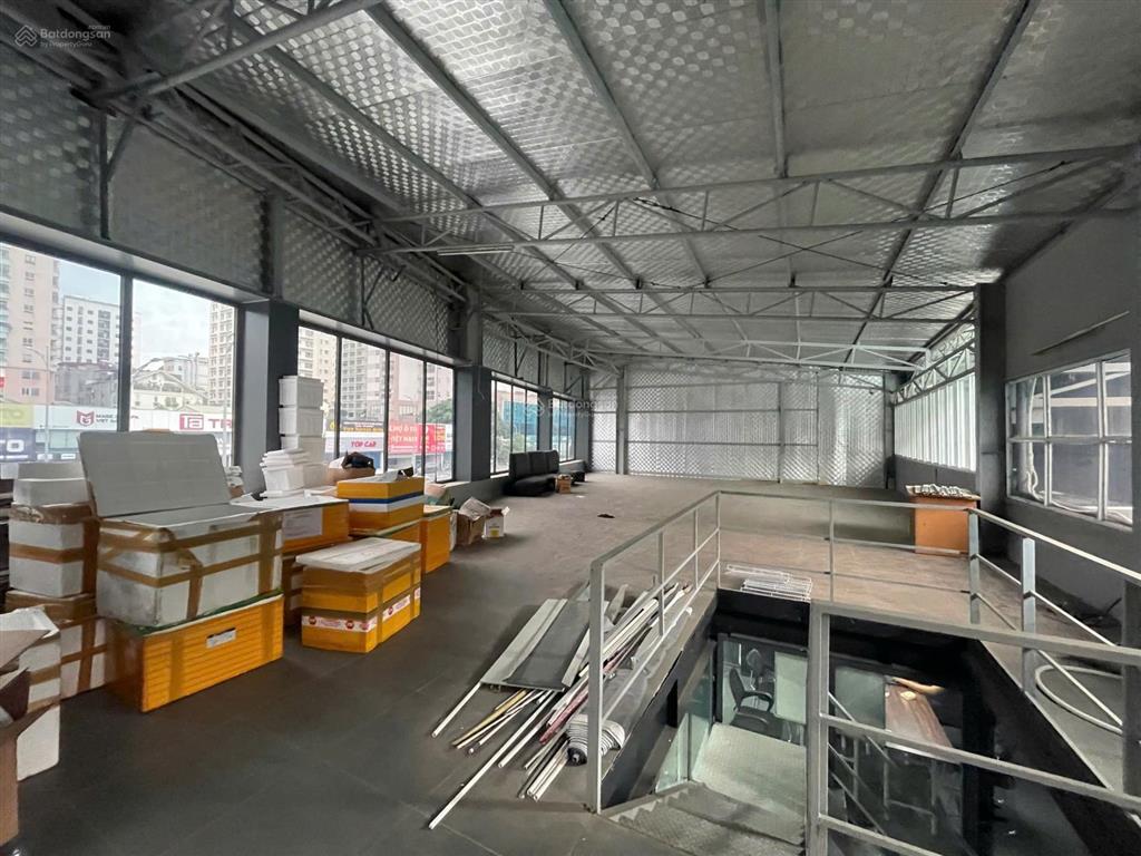 Chính chủ cho thuê mbkd 330m² vị trí đắc địa tại mặt đường lê văn lương, giá 180k/m2