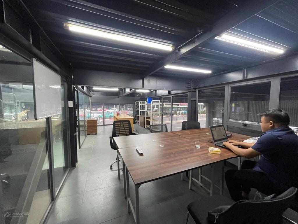 Chính chủ cho thuê mbkd 330m² vị trí đắc địa tại mặt đường lê văn lương, giá 180k/m2