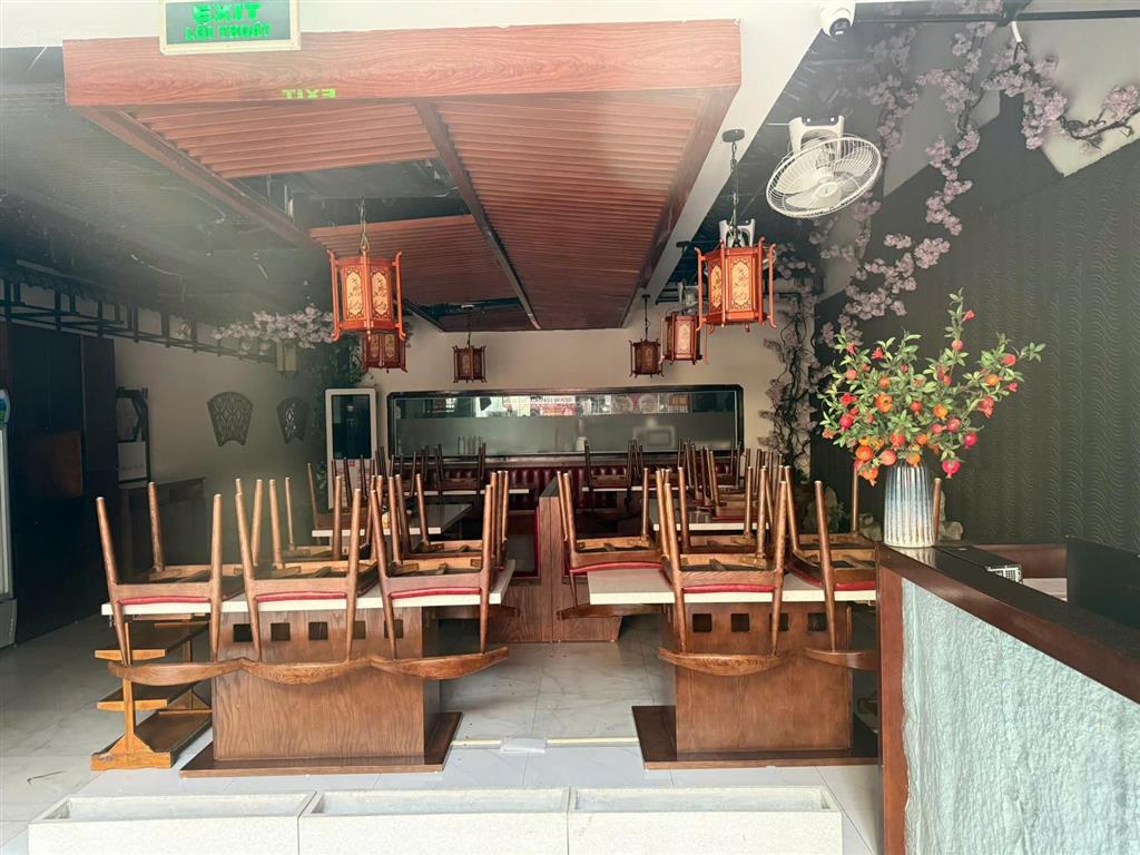Sang nhượng mb thương mại 310m² ở chân đế tòa nhà đường hoàng ngân, sẵn đồ đạc như hình