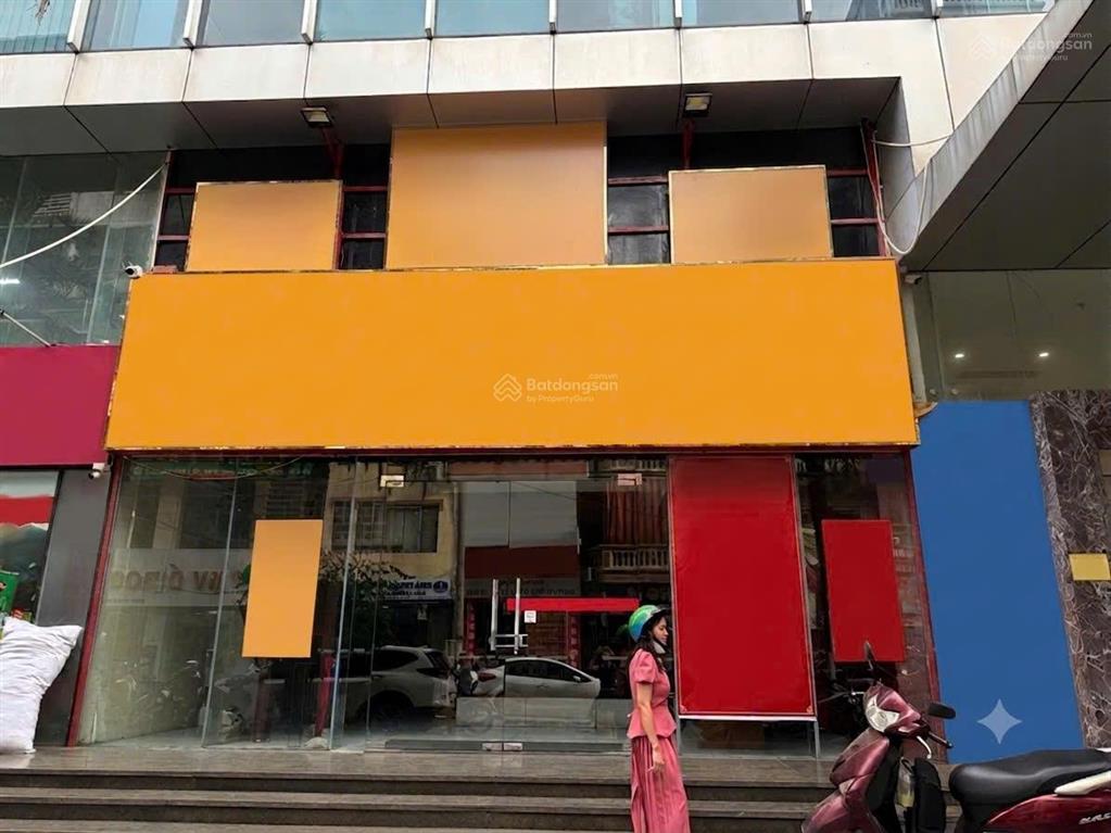 Sang nhượng mb thương mại 310m² ở chân đế tòa nhà đường hoàng ngân, sẵn đồ đạc như hình
