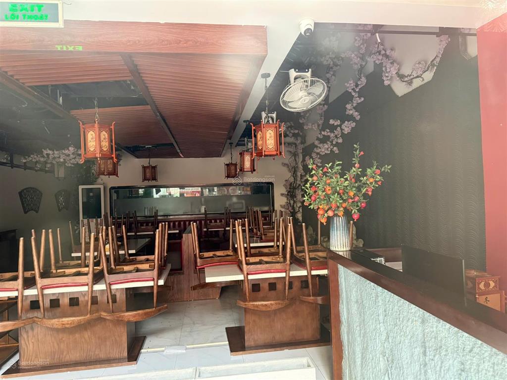 Sang nhượng mb thương mại 310m² ở chân đế tòa nhà đường hoàng ngân, sẵn đồ đạc như hình