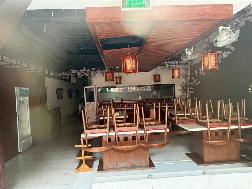 Sang nhượng mb thương mại 310m² ở chân đế tòa nhà đường hoàng ngân, sẵn đồ đạc như hình