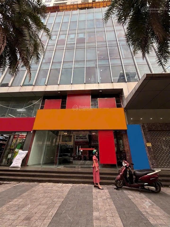Sang nhượng mb thương mại 310m² ở chân đế tòa nhà đường hoàng ngân, sẵn đồ đạc như hình