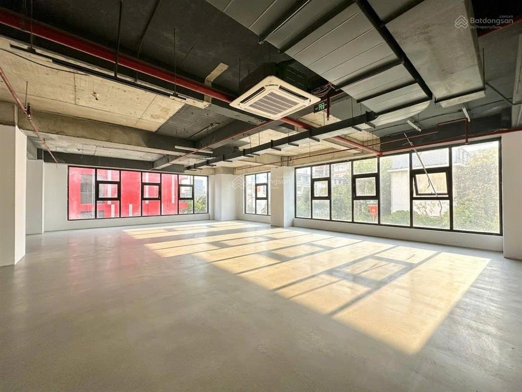 Bql cho thuê mặt bằng chân đế 1000m2 tại mạc thái tổ, vị trí đẹp mt rộng giá rẻ