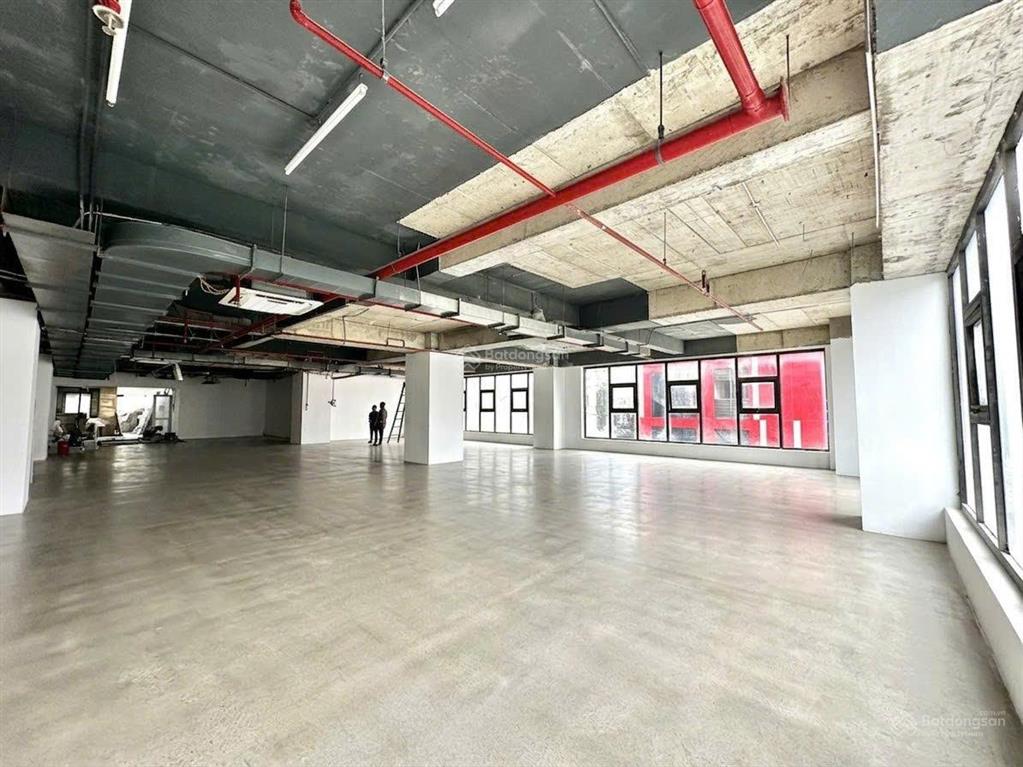 Bql cho thuê mặt bằng chân đế 1000m2 tại mạc thái tổ, vị trí đẹp mt rộng giá rẻ