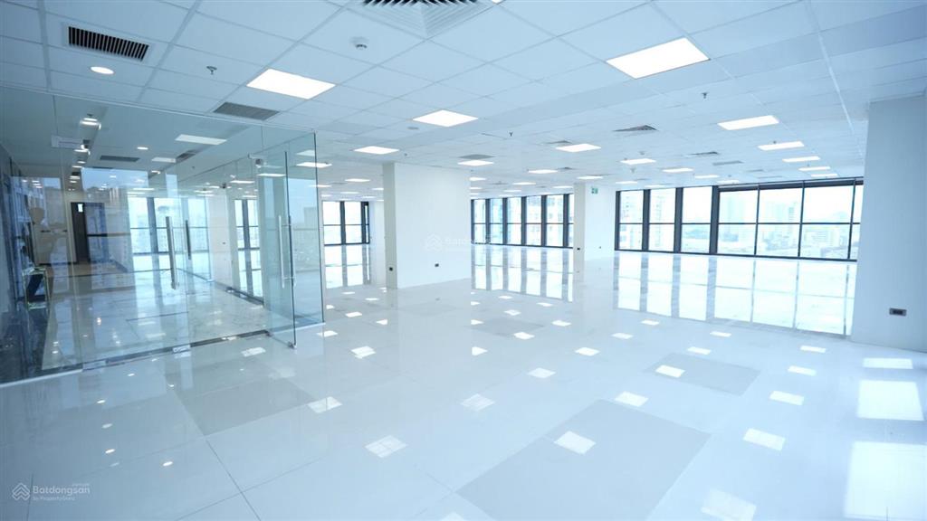 Cho thuê mb thương mại 370m tại chân đế tòa nhà ở trung kính mt rộng vị trí đẹp  ngay 0983 219 ***