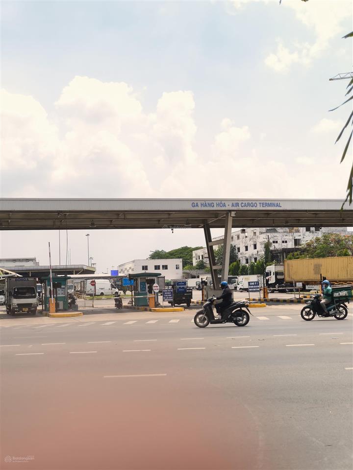 Hiếm mt hẻm kinh doanh  thăng long 6 tầng  ngang 5,2m sát sân bay  có dòng tiền cho thuê cao.