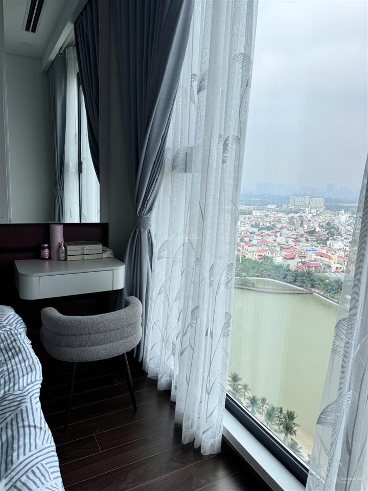 Ch ko dành cho số đông, masteri a view hồ . 110m2 3n2vs nt siêu đẹp . giá 13tỷ370. tuấn 0392 969 ***