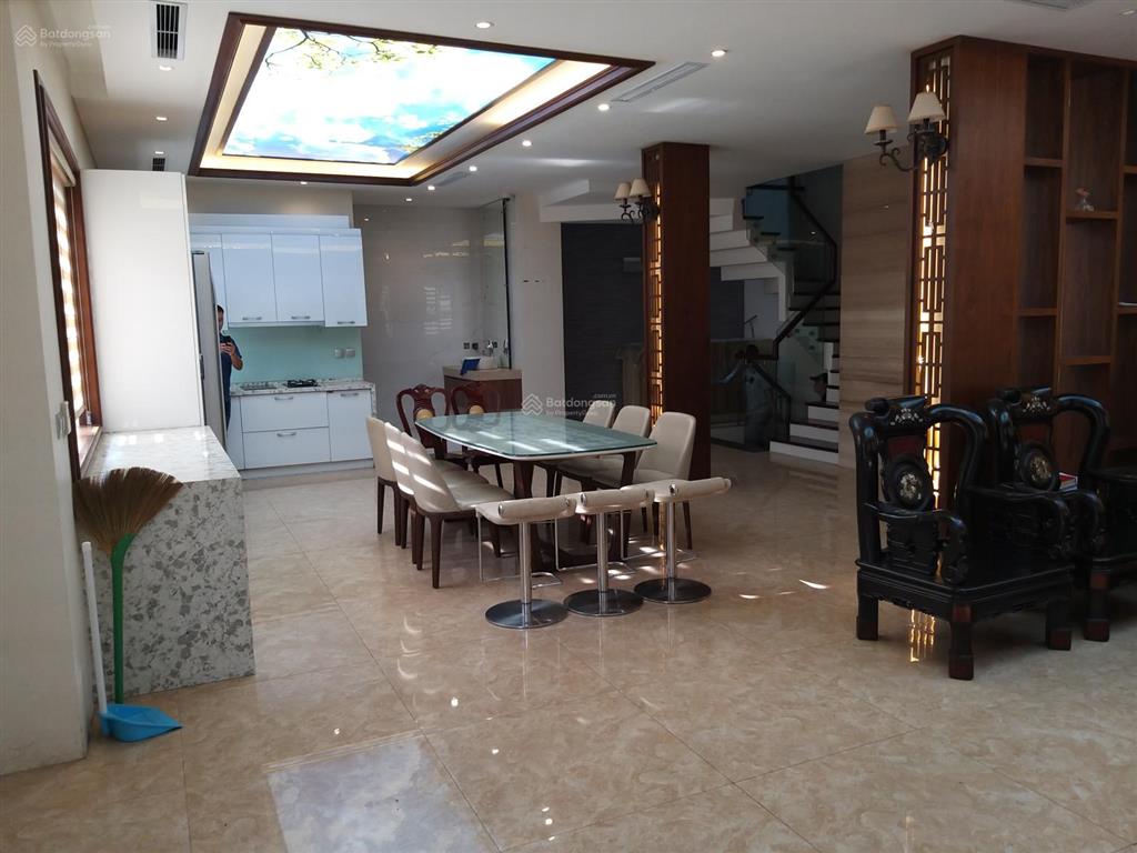Cho thuê biệt thự hoàng quốc việt, 220m2, 5 tầng, lô góc đẹp, thang máy