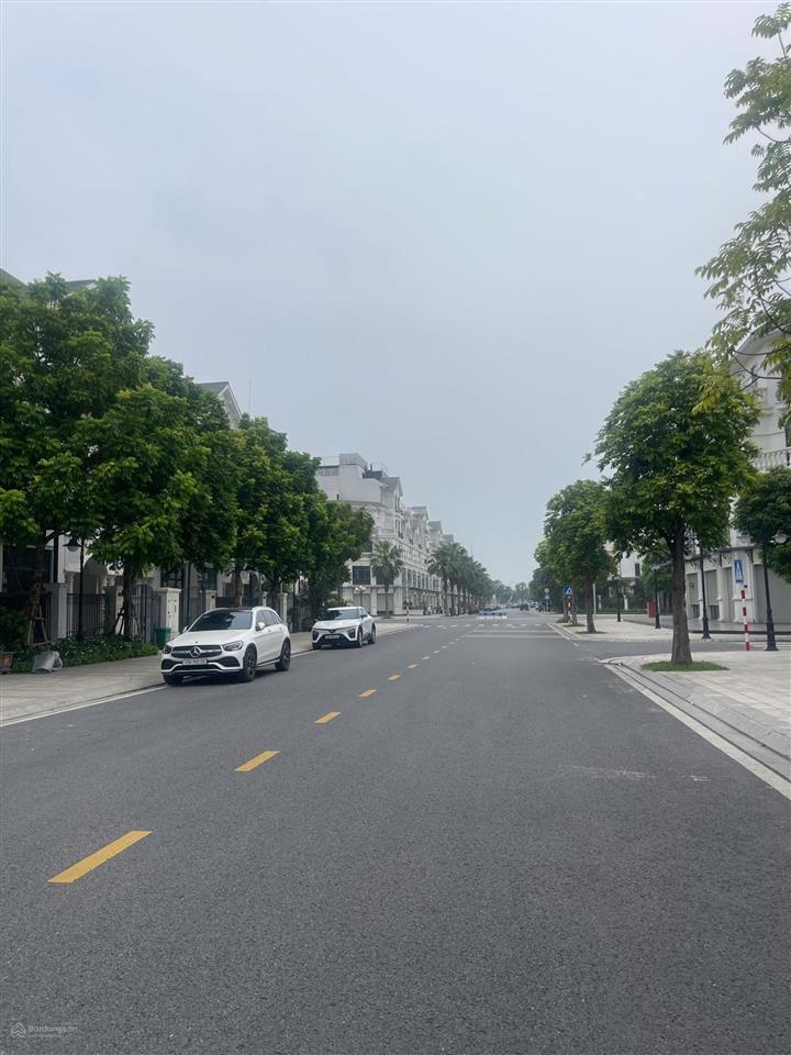 Hot! bán liền kề sao biển 11  1x, có 3 mặt thoáng, view công viên, bể bơi
