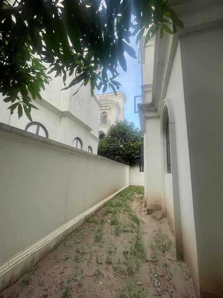 Bán gấp  biệt thự đơn lập góc 2 mặt tiền  view hồ ngọc trai 24,5ha  nhà như ảnh