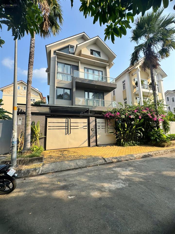 Nhà đẹp nội thất mới. giá 31.9 tỷ có căn biệt thự kế sông nhà dt 12.5 x 20m² thiết kế 1 hầm 3 lầu