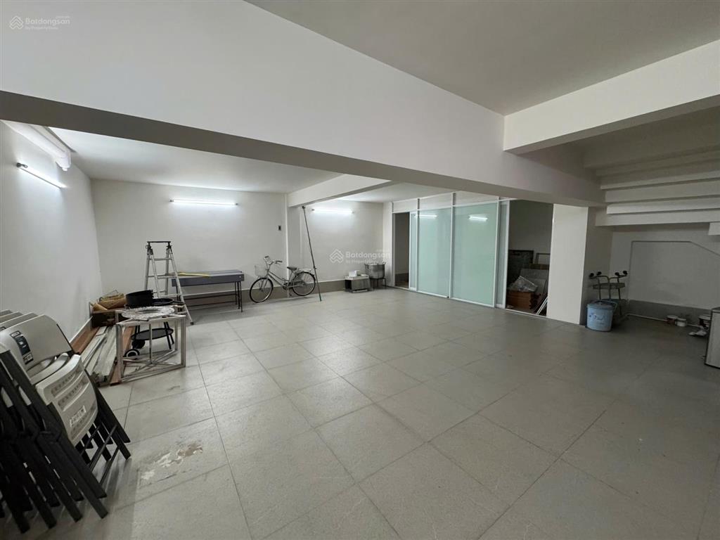 Nhà đẹp nội thất mới. giá 31.9 tỷ có căn biệt thự kế sông nhà dt 12.5 x 20m² thiết kế 1 hầm 3 lầu