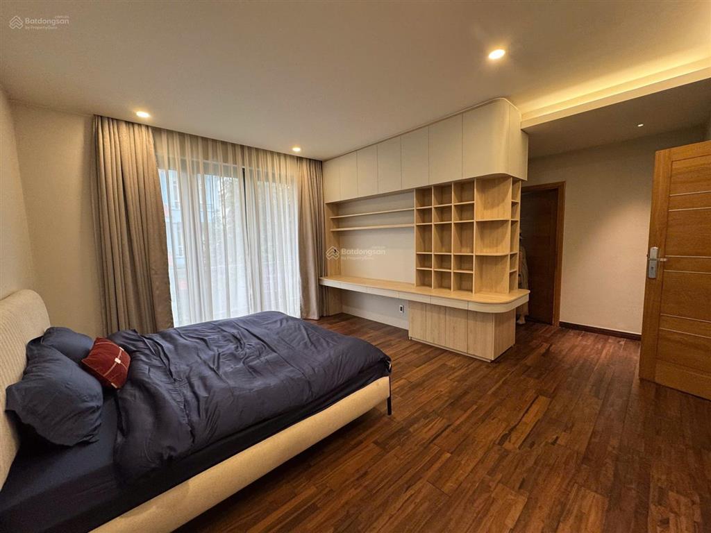 Nhà đẹp nội thất mới. giá 31.9 tỷ có căn biệt thự kế sông nhà dt 12.5 x 20m² thiết kế 1 hầm 3 lầu