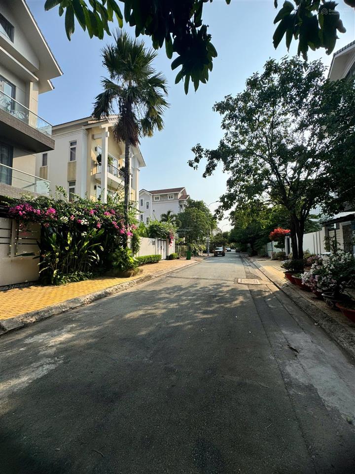 Nhà đẹp nội thất mới. giá 31.9 tỷ có căn biệt thự kế sông nhà dt 12.5 x 20m² thiết kế 1 hầm 3 lầu