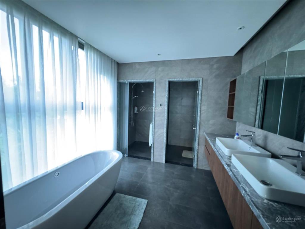 Nhà đẹp nội thất mới. giá 31.9 tỷ có căn biệt thự kế sông nhà dt 12.5 x 20m² thiết kế 1 hầm 3 lầu