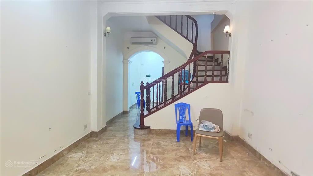 Cho thuê nhà phố hào nam  đống đa  ô tô vào nhà  ưu tiên hộ gia đình ở hoặc vp cty21tr/th