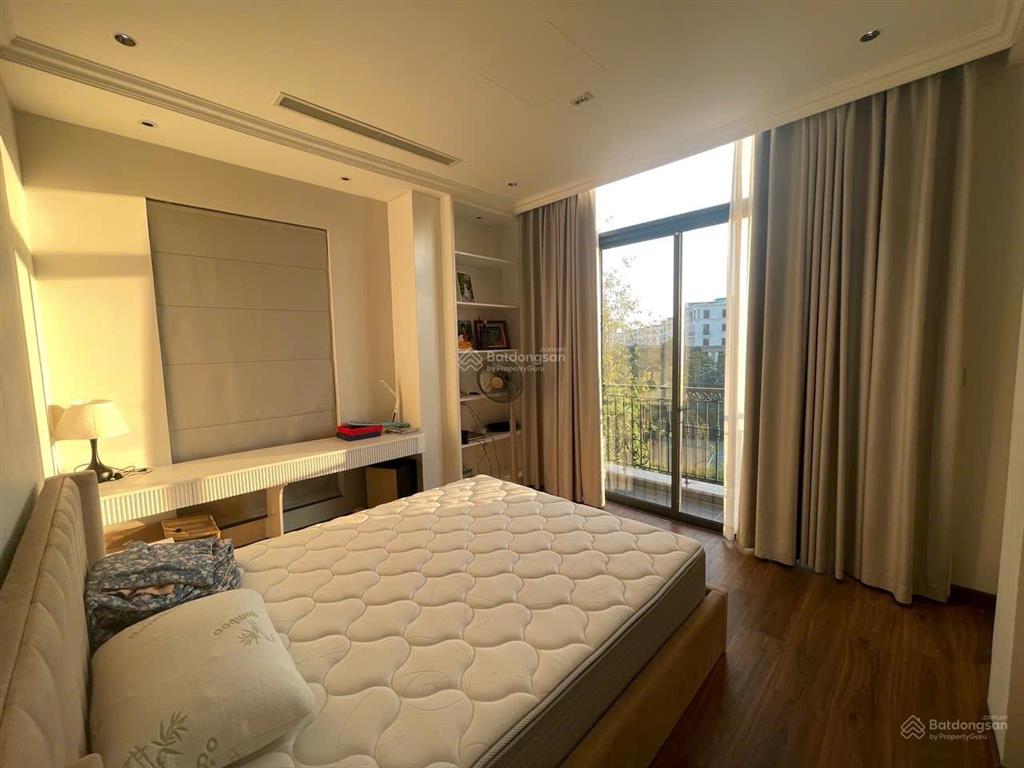 Cho thuê biệt thự đơn lập góc 250m2 mặt vườn hoa thang máy full nội thất xịn mới tinh 5pn giá 75tr
