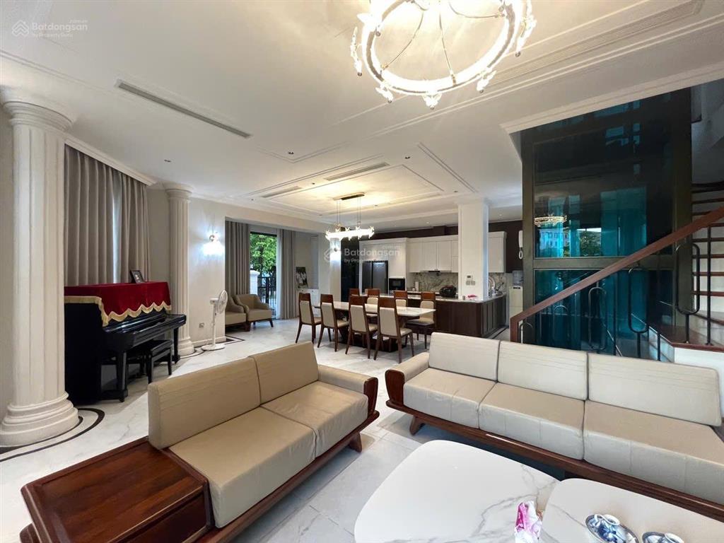Cho thuê biệt thự đơn lập góc 250m2 mặt vườn hoa thang máy full nội thất xịn mới tinh 5pn giá 75tr