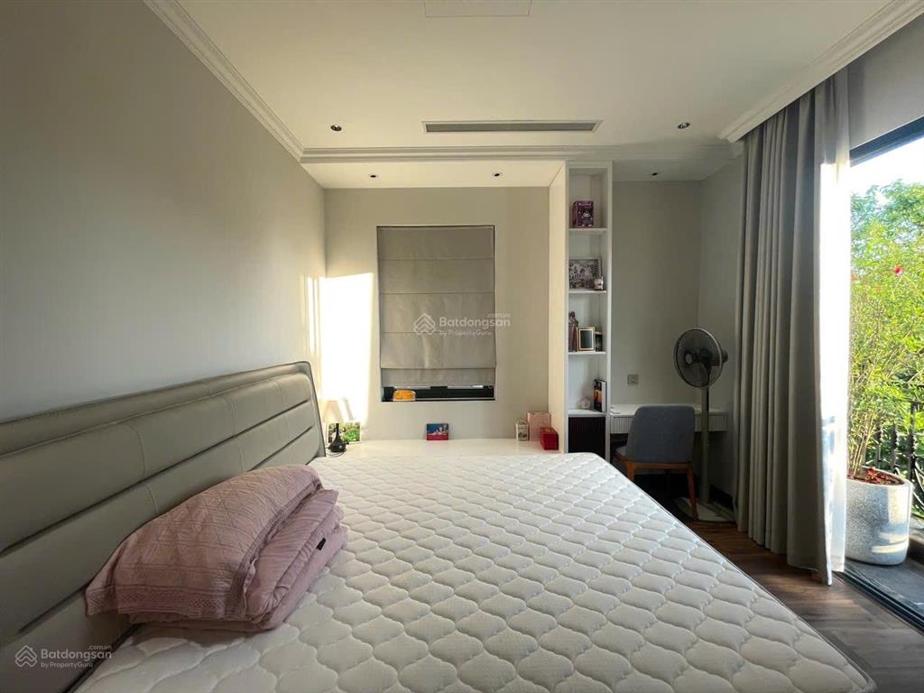 Cho thuê biệt thự đơn lập góc 250m2 mặt vườn hoa thang máy full nội thất xịn mới tinh 5pn giá 75tr