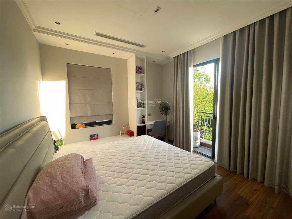 Cho thuê biệt thự đơn lập góc 250m2 mặt vườn hoa thang máy full nội thất xịn mới tinh 5pn giá 75tr