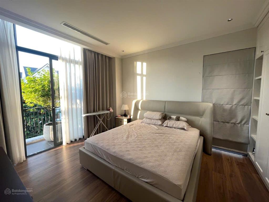Cho thuê biệt thự đơn lập góc 250m2 mặt vườn hoa thang máy full nội thất xịn mới tinh 5pn giá 75tr