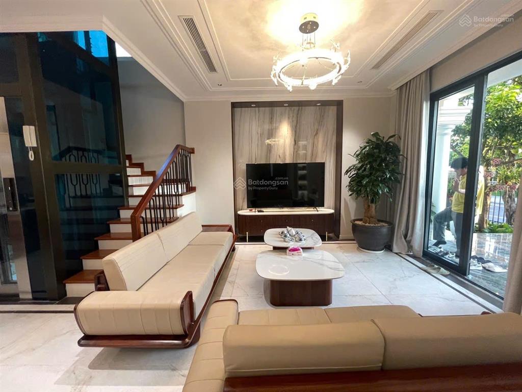 Cho thuê biệt thự đơn lập góc 250m2 mặt vườn hoa thang máy full nội thất xịn mới tinh 5pn giá 75tr