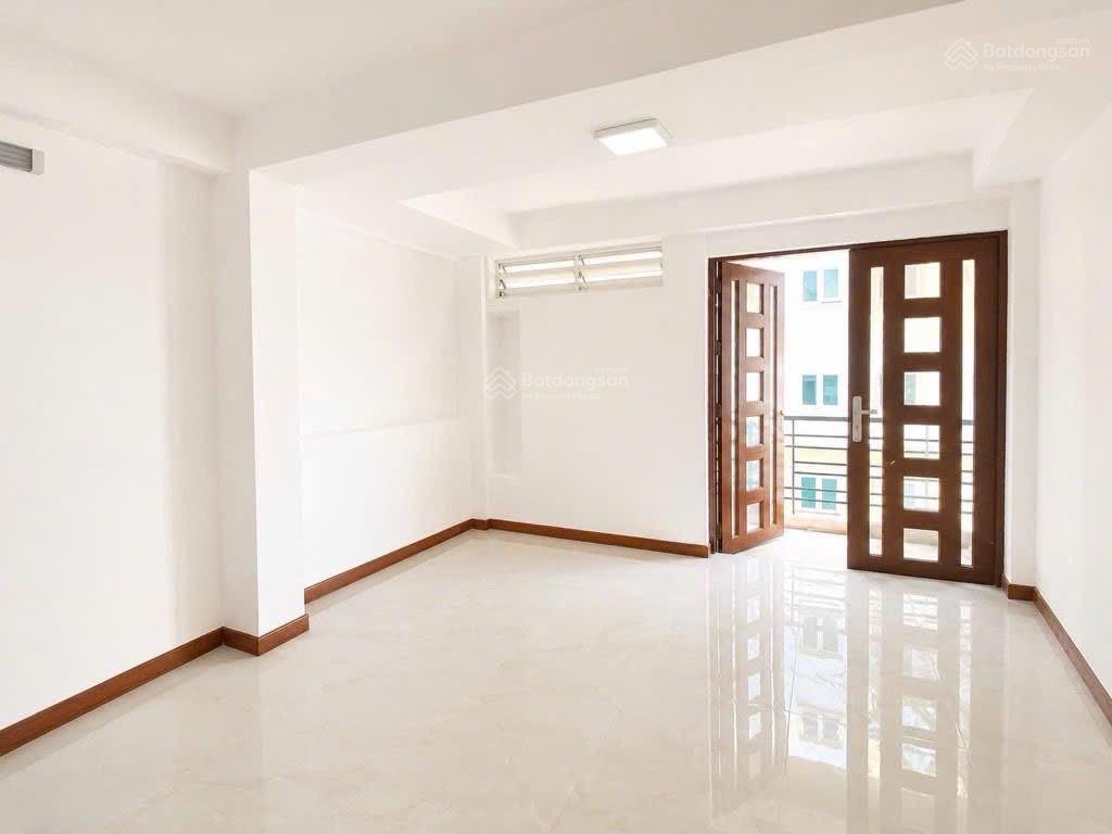 Tô hiến thành  kế chợ thuốc nguyễn giản thanh  5 tầng, 63m2 có khung thang máy  giá 15.5 tỷ tl