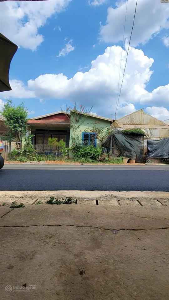 Bán đất 2200m2 có 300m2 thổ cư còn lại đất lâu năm có thể lên thổ cư. có nhà vòm đang cho thuê