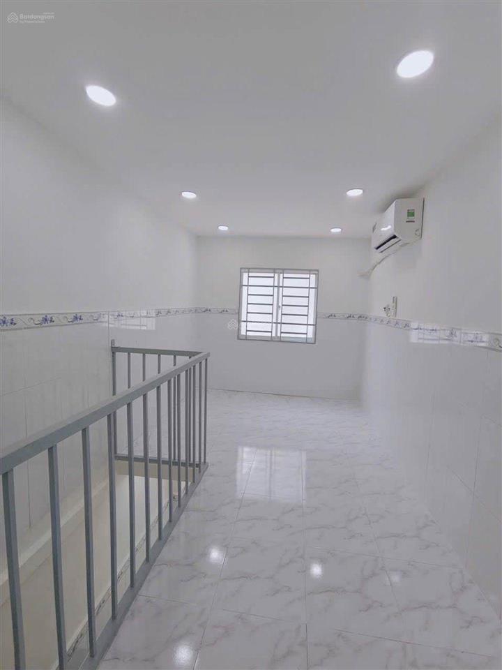 Lê đại hành  nguyễn chí thanh  chỉ 2,35tỷ! nhà mới 3tầng, 2pn  3wc, hẻm thông, 10m ra đường lớn