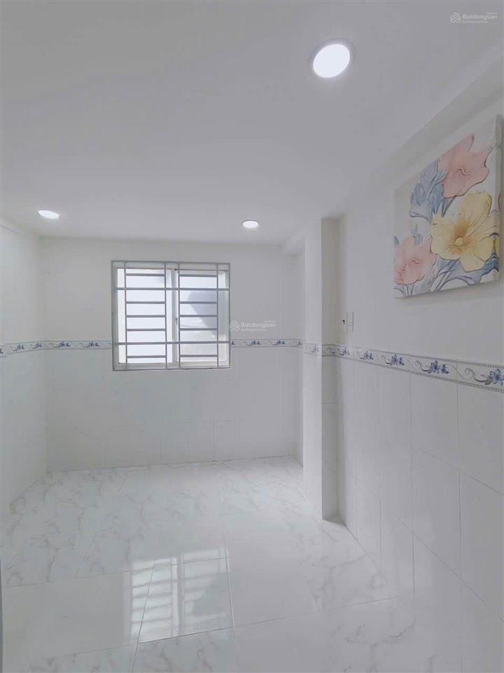 Lê đại hành  nguyễn chí thanh  chỉ 2,35tỷ! nhà mới 3tầng, 2pn  3wc, hẻm thông, 10m ra đường lớn