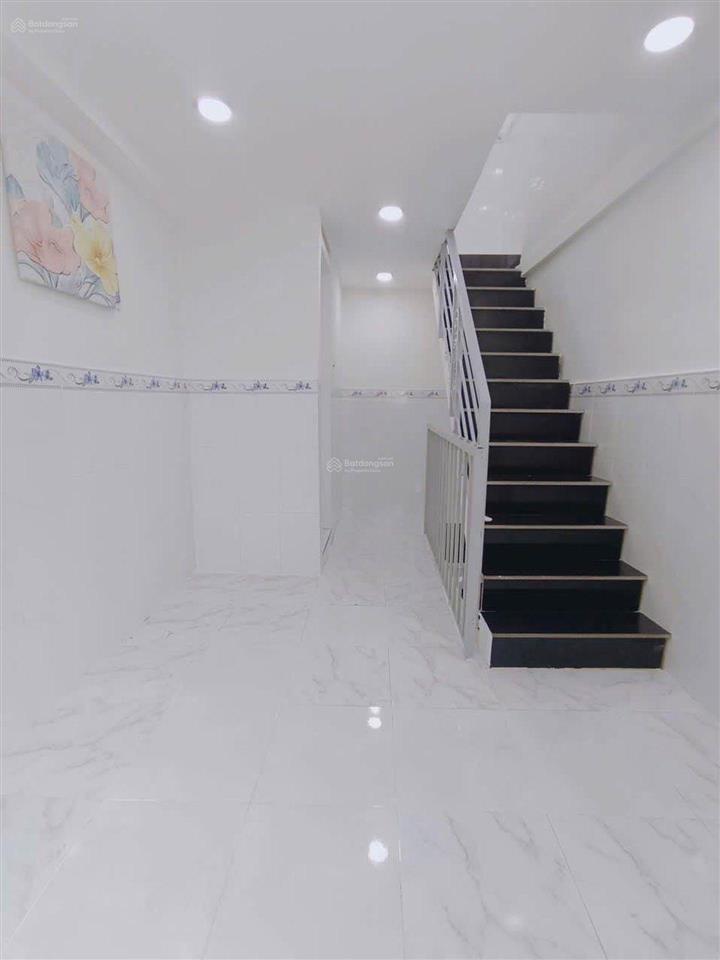 Lê đại hành  nguyễn chí thanh  chỉ 2,35tỷ! nhà mới 3tầng, 2pn  3wc, hẻm thông, 10m ra đường lớn